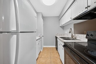 7703 Moonmist Dr in Houston, TX - Foto de edificio - Building Photo