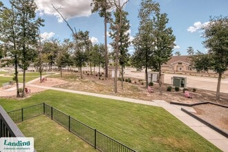 300 Enclave Dr in Conroe, TX - Foto de edificio - Building Photo