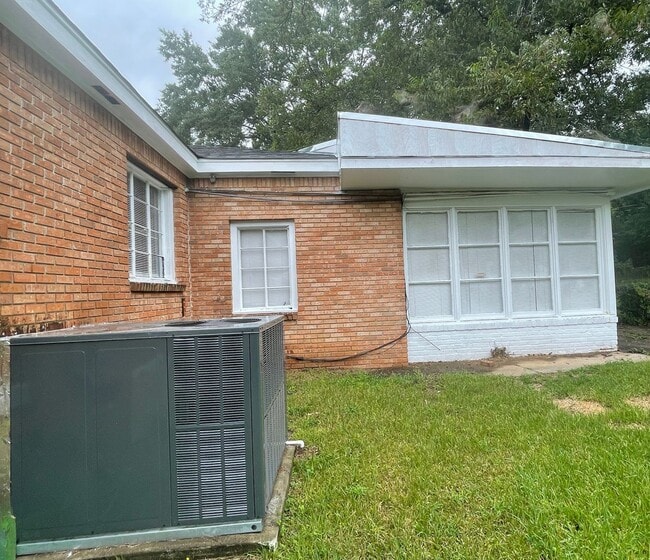 1066 Alta Vista Blvd in Jackson, MS - Building Photo - Building Photo