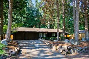 22201 NE 2nd St in Sammamish, WA - Building Photo