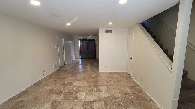 616 W Graaf Ave, Unit 2 in Ridgecrest, CA - Foto de edificio - Building Photo