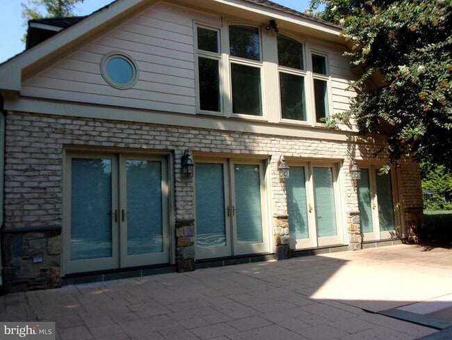 property at 7806 Glenhaven Ct