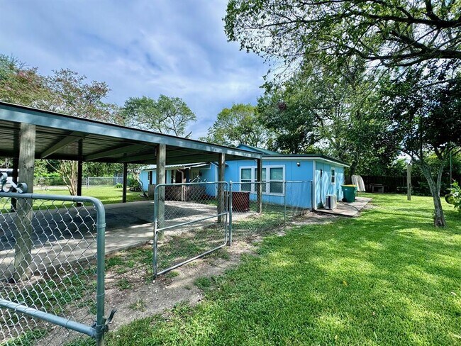 1937 Red Bluff Rd in Seabrook, TX - Foto de edificio - Building Photo