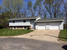 530 Bluebird Ct in Onalaska, WI - Building Photo