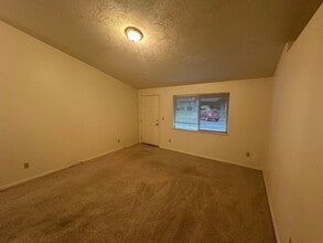 2107 S 8th St in Cottage Grove, OR - Building Photo - Building Photo