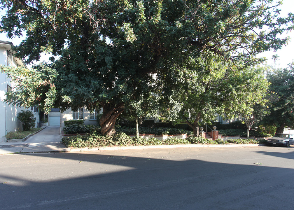 1944-1950 Kenmore Ave in Los Angeles, CA - Building Photo