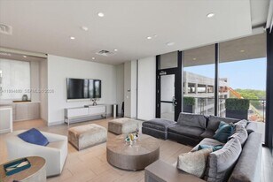 5300 Paseo Blvd in Doral, FL - Building Photo