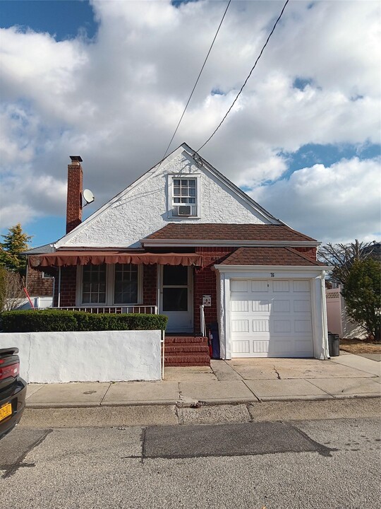 76 Clayton Ave in East Atlantic Beach, NY - Building Photo