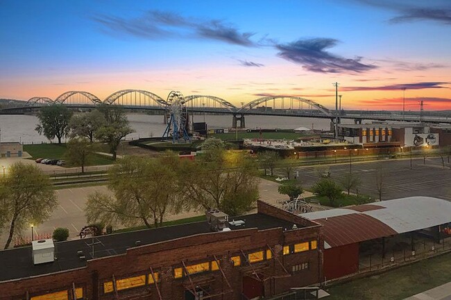 RIVERWALK LOFTS in Davenport, IA - Foto de edificio - Building Photo