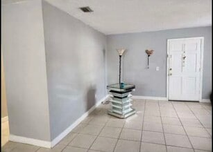 9004 Tudor Dr, Unit K-204 in Tampa, FL - Building Photo - Building Photo