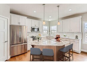 5310 95th Ln N in Brooklyn Park, MN - Foto de edificio - Building Photo