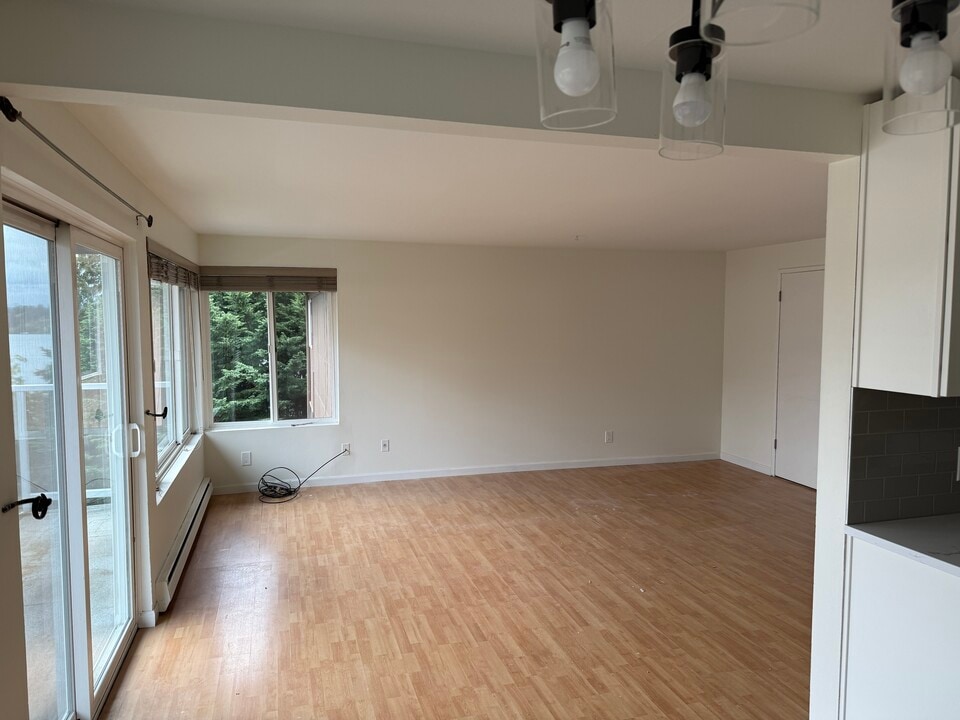 3825 NE 155th Pl, Unit 305 in Lake Forest Park, WA - Building Photo