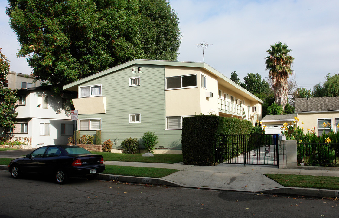 14333 Albers St in Sherman Oaks, CA - Foto de edificio