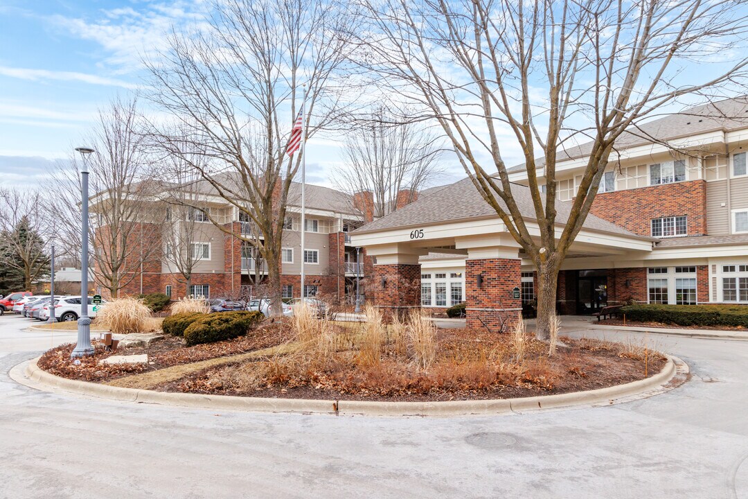 Village Green Condominiums in East Dundee, IL - Building Photo