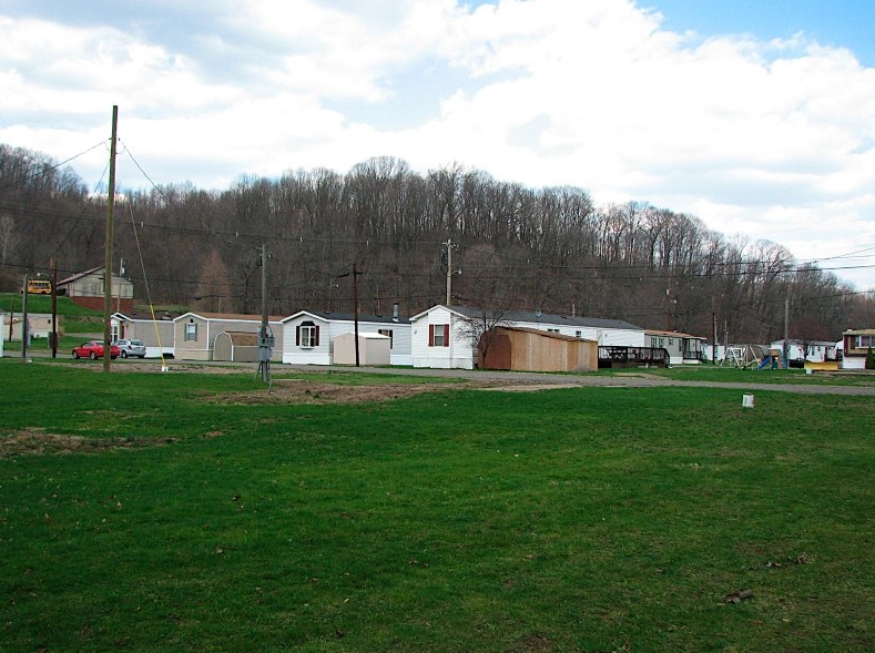 Creekside Estates in Weirton, WV - Building Photo