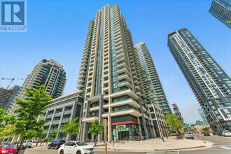 4055-4055 Parkside Village Dr in Mississauga, ON - Building Photo - Building Photo