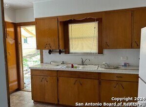 816 S Austin St in Seguin, TX - Building Photo - Building Photo