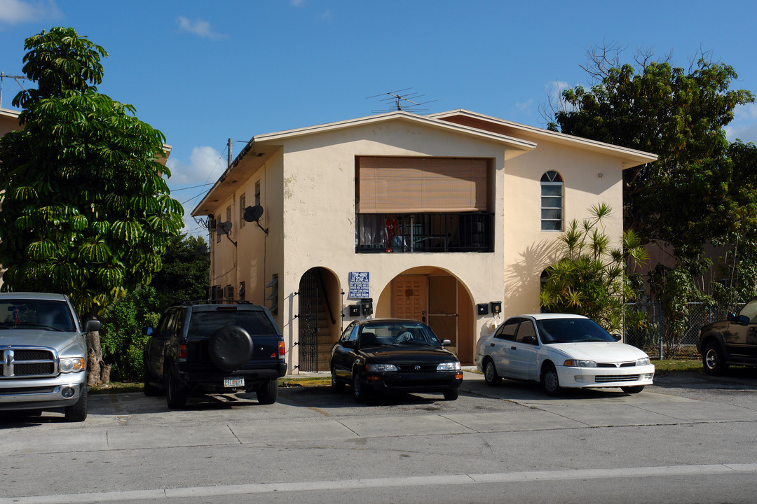 81 W 23rd St in Hialeah, FL - Foto de edificio