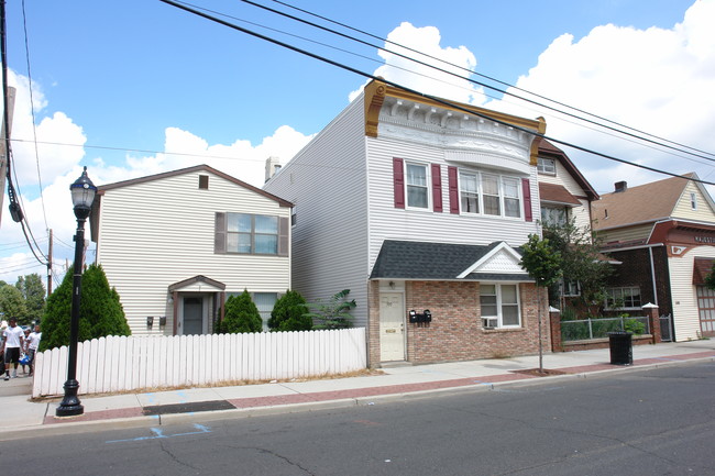 590-592 Roosevelt Ave in Carteret, NJ - Building Photo - Building Photo