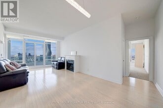 1 Elm Dr W in Mississauga, ON - Building Photo - Building Photo