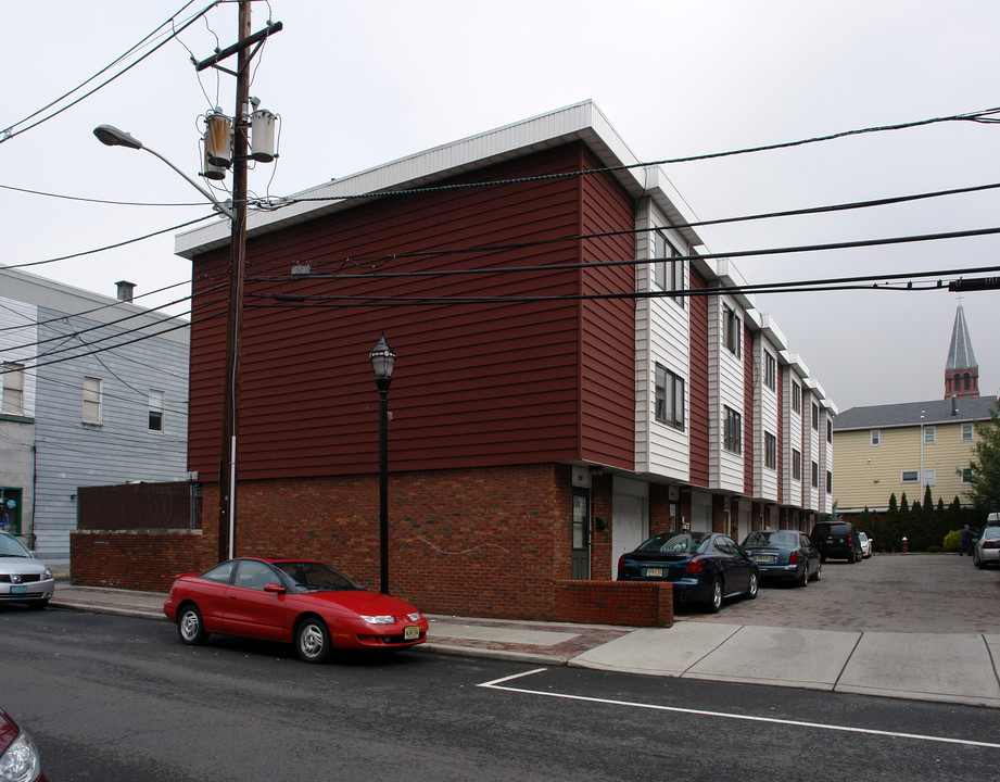 19 E 21st St in Bayonne, NJ - Building Photo