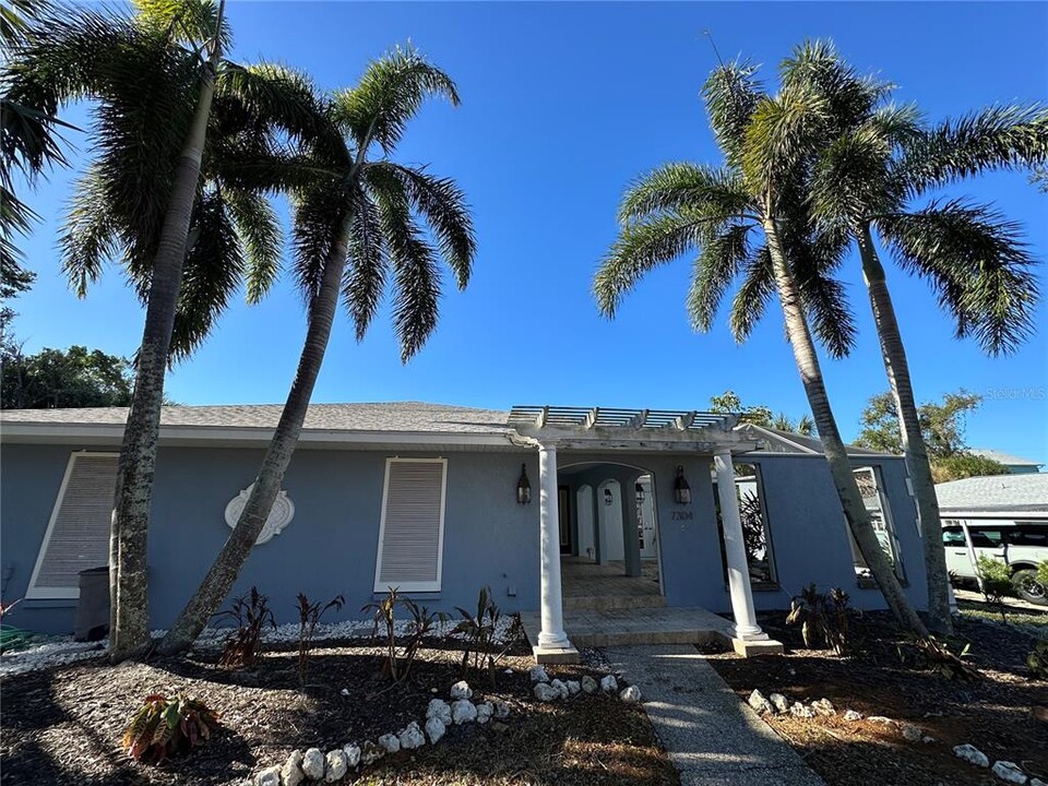 7304 Broughton St in Sarasota, FL - Building Photo