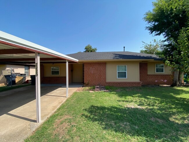 2225 SW 60th St in Oklahoma City, OK - Foto de edificio - Building Photo