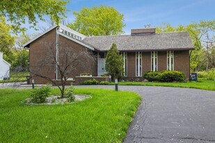 60 Sheffield Ln in Oak Brook, IL - Building Photo