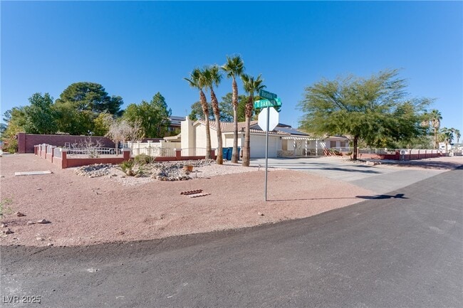 property at 2121 Rosanna St