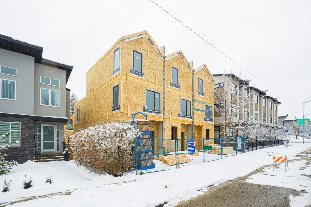 1531 33 Av SW in Calgary, AB - Building Photo