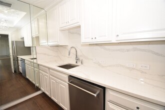 5110 San Felipe St in Houston, TX - Foto de edificio - Building Photo