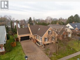 30 The Promenade in Niagara-On-The-Lake, ON - Building Photo