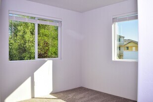 1981 Sky Park Dr in Medford, OR - Building Photo