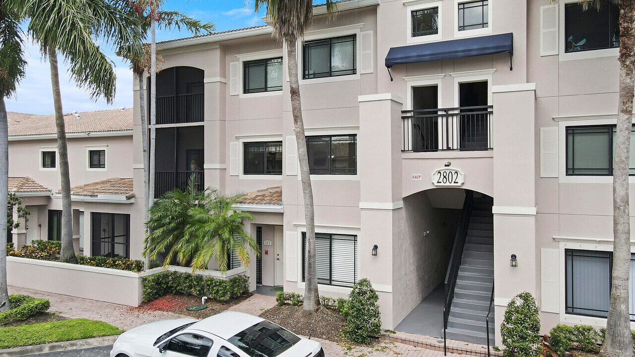 2802 Sarento Pl in Palm Beach Gardens, FL - Building Photo