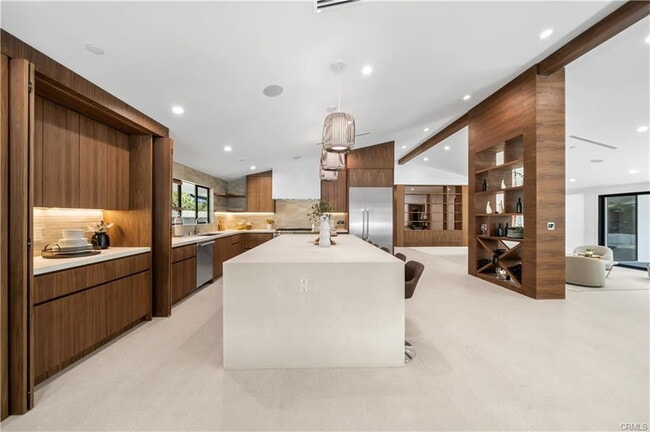 16105 Clear Oak Dr in Los Angeles, CA - Building Photo - Building Photo