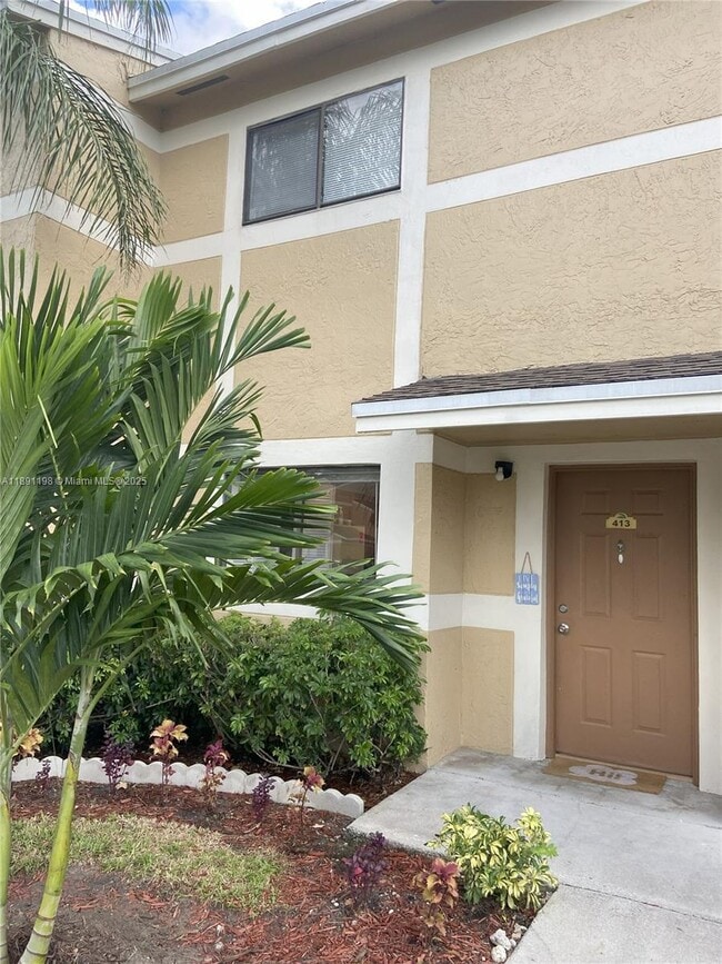413 Palm Cir E in Pembroke Pines, FL - Building Photo - Building Photo