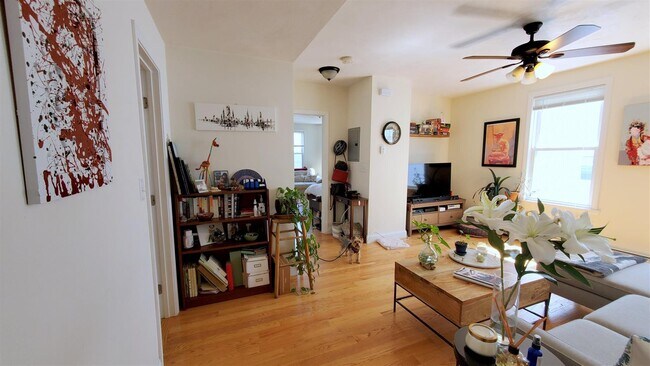 389 Columbia St, Unit 3 in Cambridge, MA - Foto de edificio - Building Photo