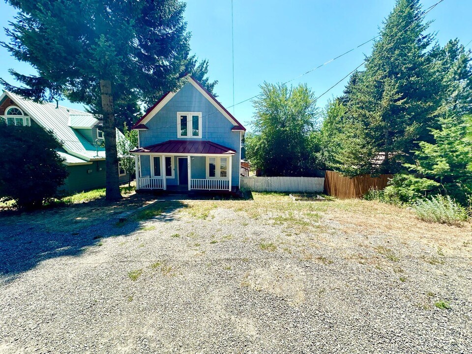 321 W 4th St in Cle Elum, WA - Building Photo