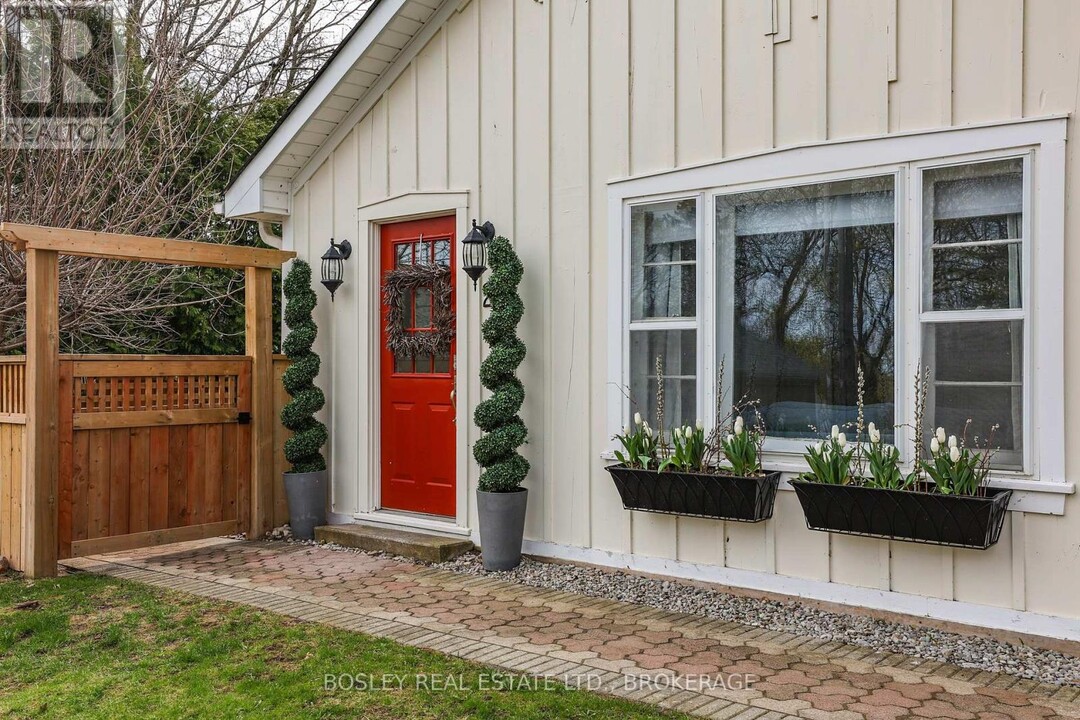 29 Dumfries St in Niagara-On-The-Lake, ON - Building Photo