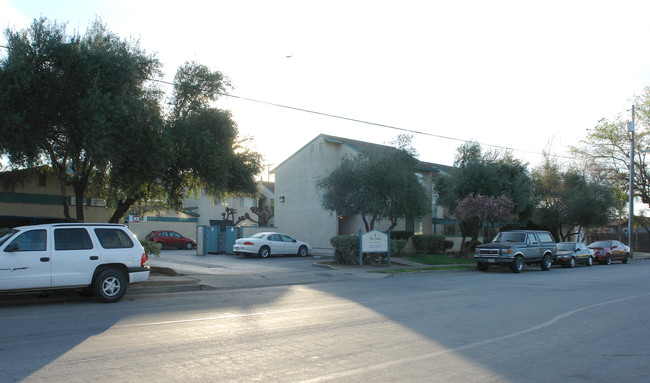 7030-7040 Eigleberry St in Gilroy, CA - Building Photo - Building Photo