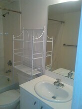 2740 SW 28th Ter, Unit 403 in Miami, FL - Building Photo - Building Photo