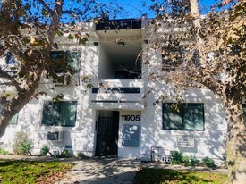 11905 Avon Way in Los Angeles, CA - Building Photo