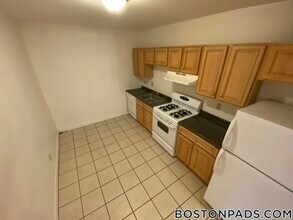 23 Egremont Rd, Unit 3 in Boston, MA - Foto de edificio - Building Photo