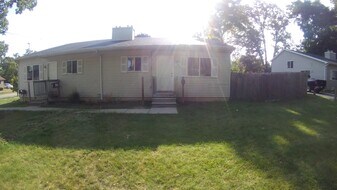 242 Spartan Ave in East Lansing, MI - Building Photo