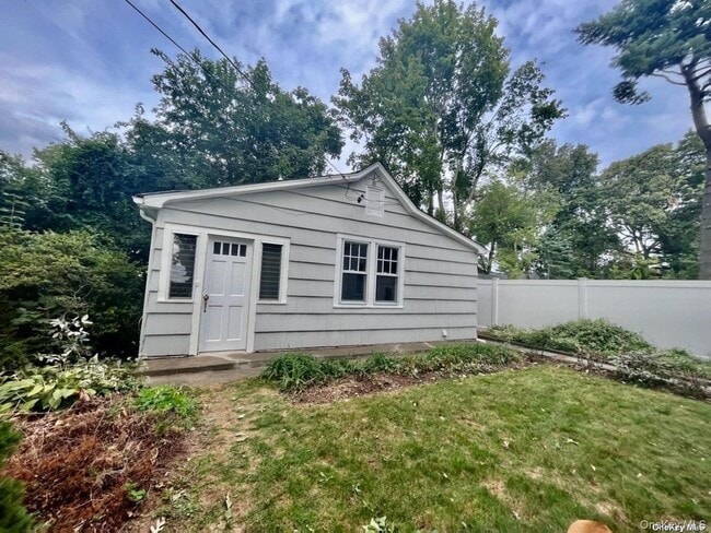 105 Burt Ave in Northport, NY - Building Photo - Building Photo