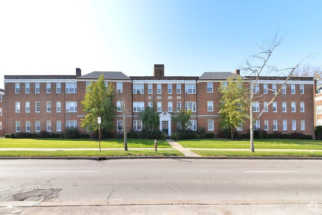 Van Aken Crossing in Cleveland, OH - Building Photo