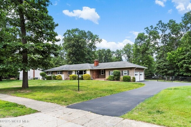 773 Nutswamp Rd in Red Bank, NJ - Building Photo - Building Photo