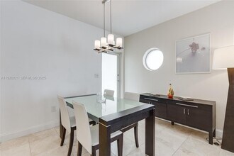 1110 Venetian Way in Miami Beach, FL - Building Photo - Building Photo