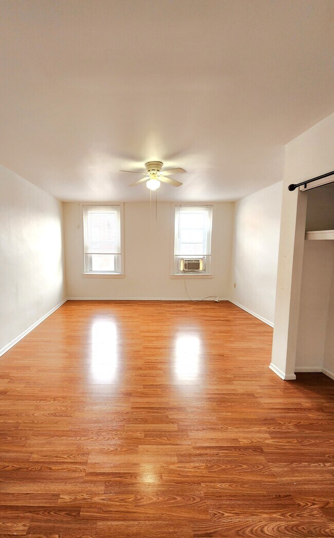 2028 N 17th St in Philadelphia, PA - Foto de edificio - Building Photo