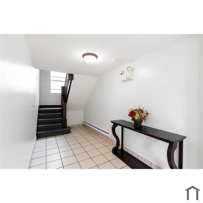 2323 N Oak Park Ave in Elmwood Park, IL - Building Photo - Building Photo